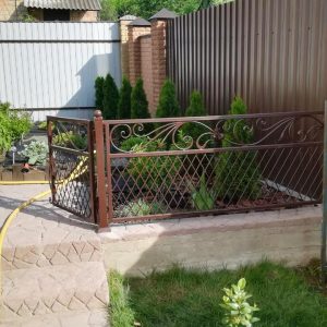 Уличные кованые ограждения для дома с калиткой