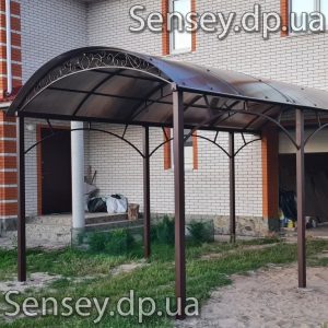 Аккуратный навес перед гаражом украшенный ковкой