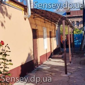 Небольшой навес примыкающий к дому