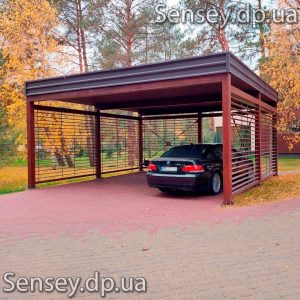 Большой навес с плоской крышей и ПВХ кровлей обшитый деревом